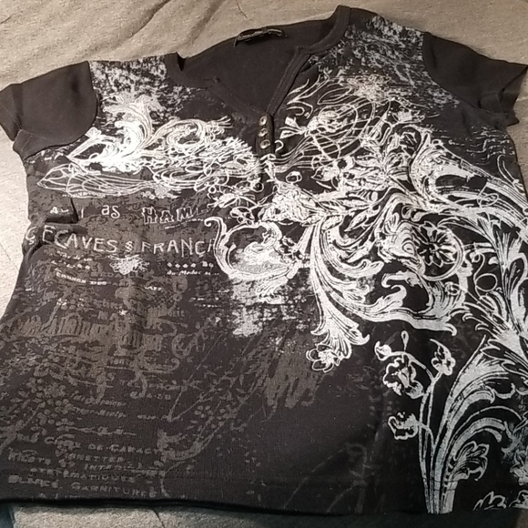 Paradisio Authentiques Tops - Paradisio Authentiques Graphic V-Neck Tee VG- M